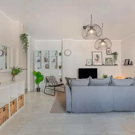 5 Seconds To The Apartment